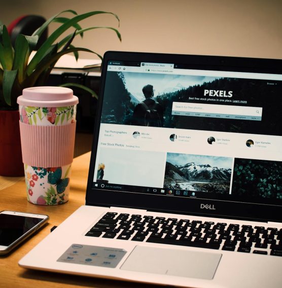 Espace de travail prêt pour un cours d’anglais juridique en ligne