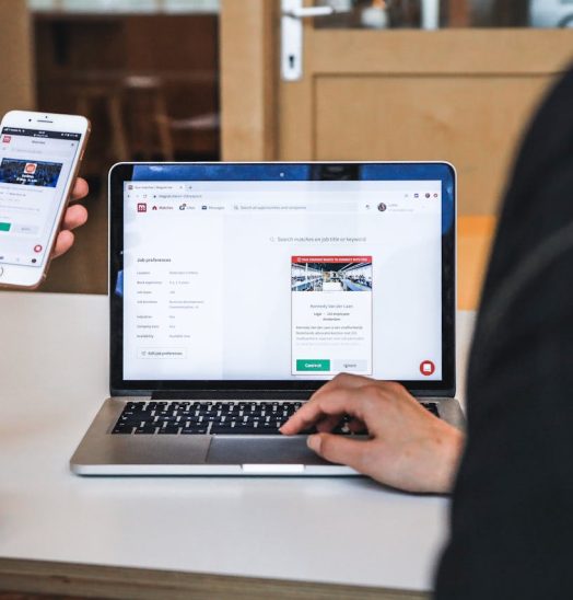 Avocat accédant à un cours d’anglais juridique en ligne sur ordinateur et smartphone