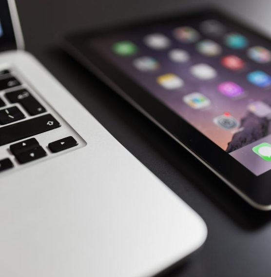 Ordinateur et mobile utilisés pour un cours d’anglais juridique en ligne
